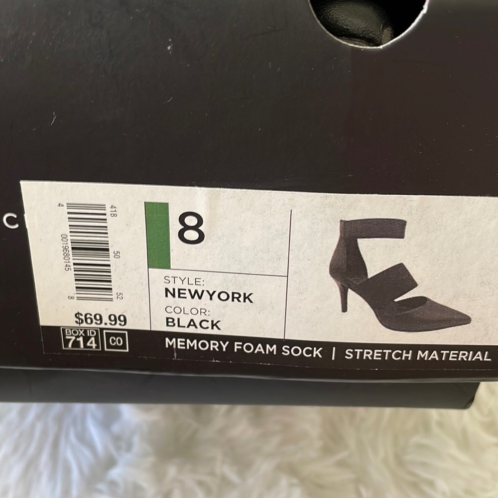 Brand new  Vera Wang size 8 black